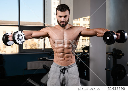 Caucasian sexy fitness model in gym close up abs. 31432390