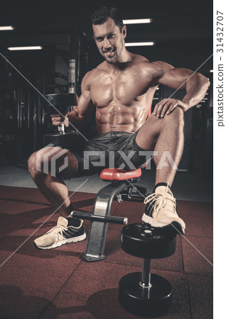 Caucasian sexy fitness male model execute exercise Caucasian sexy fitness male model execute exercise 31432707