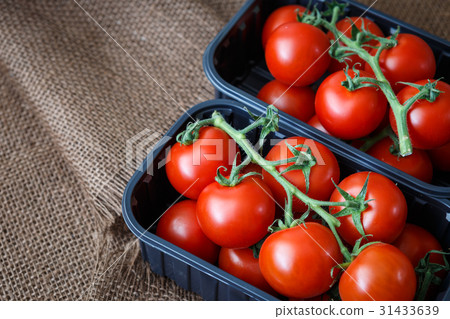 Cherry tomatoes in a plastic container 31433639