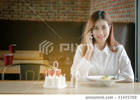 happy business woman eating lunch in the cafe happy business woman eating lunch in the cafe 31435708
