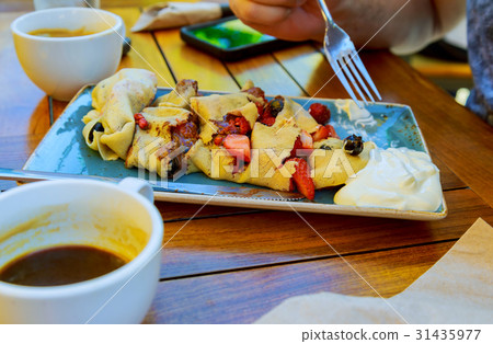 Pancake with fruits and cream 31435977