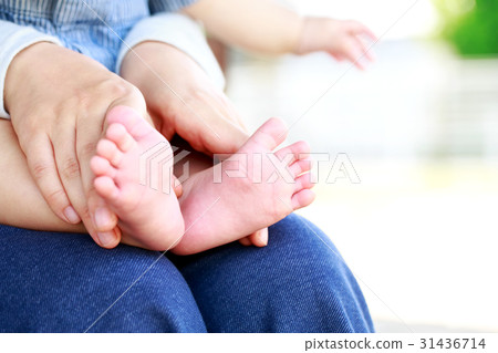 Mama's hands and baby feet Mama's hands and baby feet 31436714