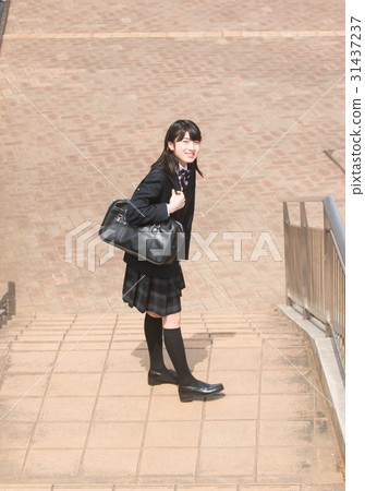 Junior high school student going to school to go to school 31437237