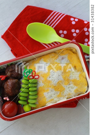Star-patterned omelet rice bento for girls Star-patterned omelet rice bento for girls 31438382