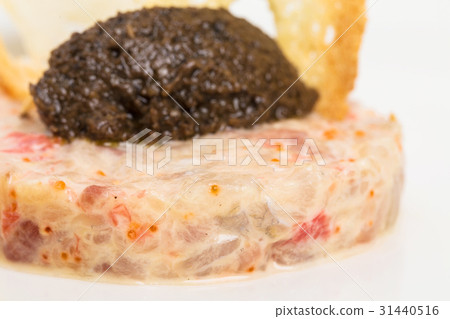 Salmon tartare with black truffle sauce. 31440516