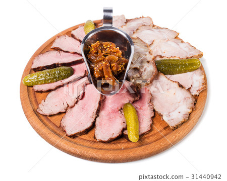 Sliced roast beef with caramelized onion. 31440942