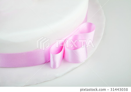 Fuchsia ribbon on wedding cake 31443038