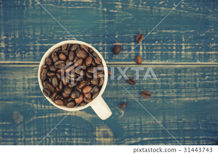 Coffee cup and coffee beans on wooden background 31443743