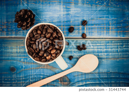Coffee cup and coffee beans on wooden background Coffee cup and coffee beans on wooden background 31443744