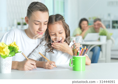 Brother and sister spending time together 31444091