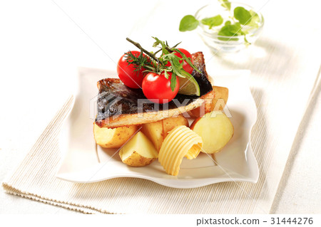 Pan fried fish fillet with new potatoes Pan fried fish fillet with new potatoes 31444276