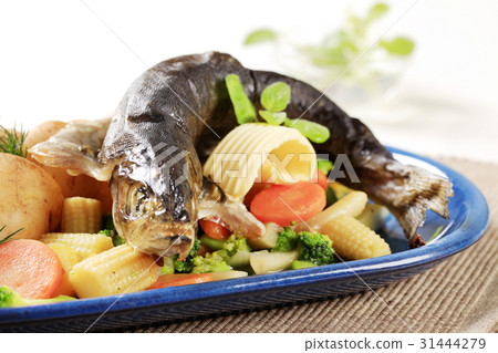 Trout en papillote with mixed vegetables 31444279