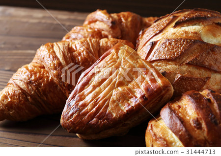 Assorted bread 31444713