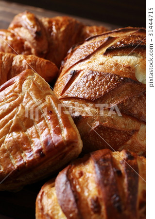 Assorted bread 31444715