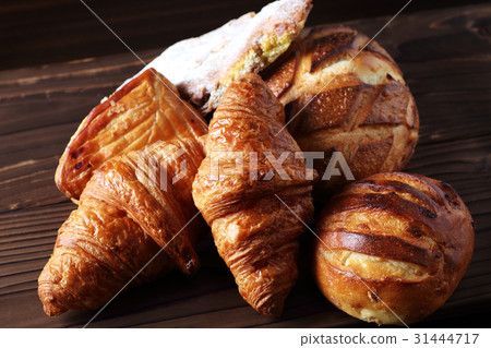 Assorted bread 31444717