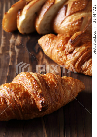 Assorted bread 31444725