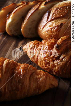 Assorted bread 31444727