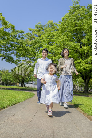 Three families running in a fresh green park 31445571