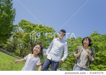 Three families running in a fresh green park 31445574