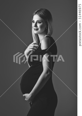 Beautiful pregnant woman Beautiful pregnant woman 31446975