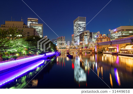 從大阪中之島北海道橋觀看水晶橋 31449658