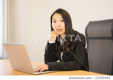 年輕女性,OL,個人電腦,商務,會議室,腰部,前視圖, 年輕女性,OL,個人電腦,商務,會議室,腰部,前視圖, 31450445