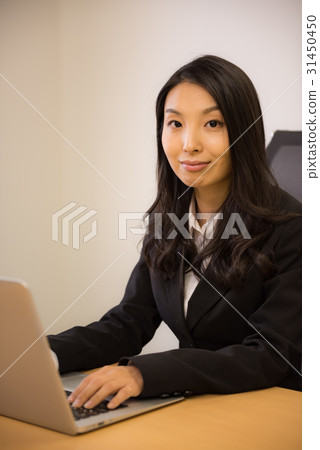 年輕女性，OL，個人電腦，商務，會議室，腰部，前視圖， 31450450