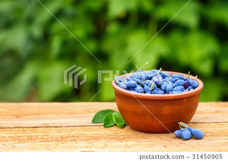 honeysuckle in bowl on table 31450905