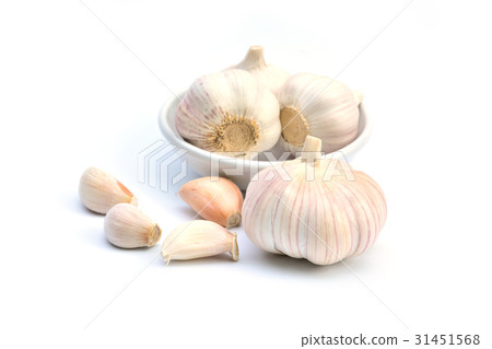 Fresh white garlic isolated on white background 31451568