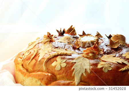 round loaf with floral patern 31452028