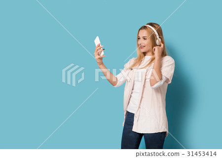Girl looks at her smartphone 31453414