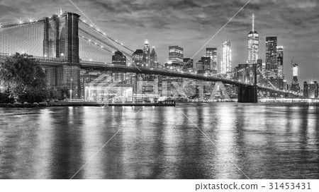 Brooklyn Bridge and Manhattan at night, New York. 31453431