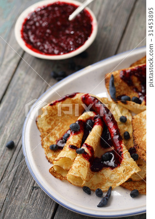 pancakes with jam 31453895