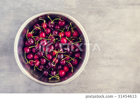 Bowl with cherries 31454613