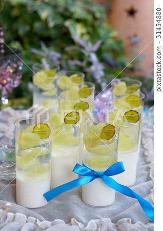 Yoghurt mousse & fruit jelly Yoghurt mousse & fruit jelly 31454880