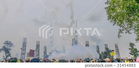 Abstract soft blurred and soft focus the crowds we Abstract soft blurred and soft focus the crowds we 31454983