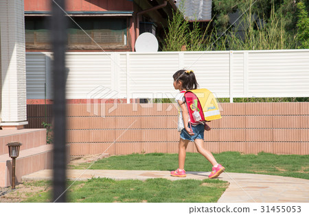 Elementary school students returning home 31455053