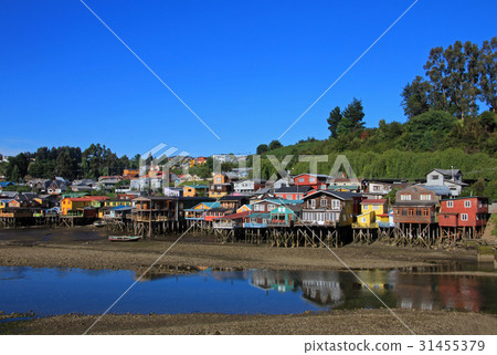 Palafito houses on stilts in Castro, Chiloe Island Palafito houses on stilts in Castro, Chiloe Island 31455379