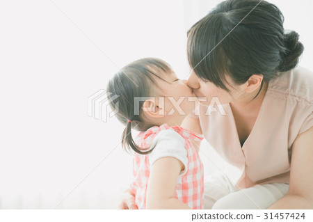 kiss, child, whelp 31457424