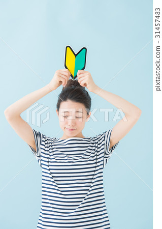 一個有初學者標記的女人（淡藍色） 31457483