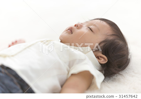 嬰兒睡覺的臉 31457642