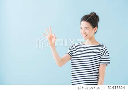 20年代女性圓形姿勢（藍色背景） 31457824