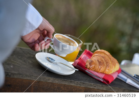 Breakfast coffee, orange juice and croissant 31460519