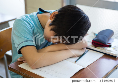 一個男孩在教室裡學習 一個男孩在教室裡學習 31460601