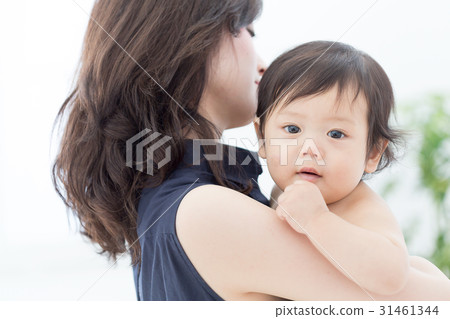 Baby hugged in Mama 31461344