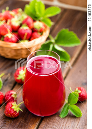 Strawberry juice 31463276