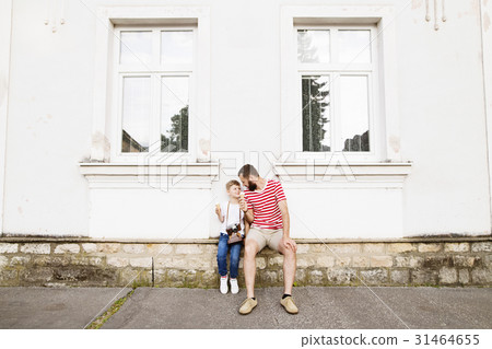 Young father and little son eating ice cream 31464655