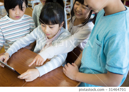 Elementary school students using tablets 31464701