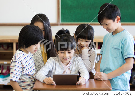 小學生使用平板電腦 31464702