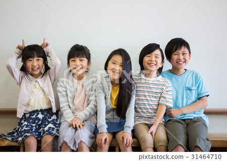 Elementary school students in the classroom 31464710